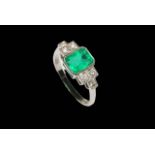 Emerald and diamond platinum ring, having approximately 1.
