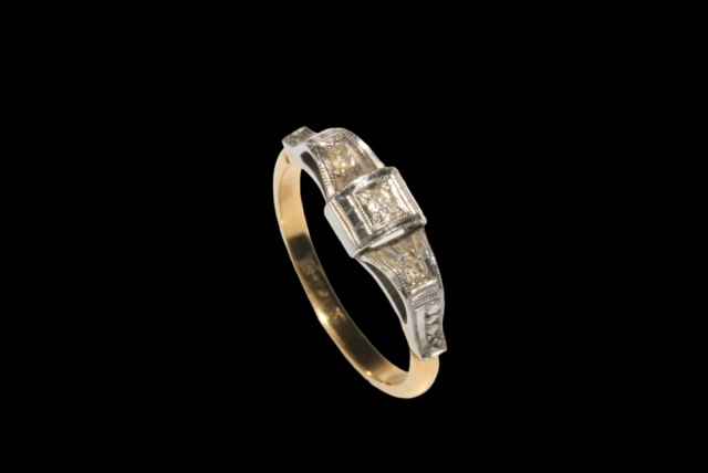 18 carat and platinum diamond ring, size K.