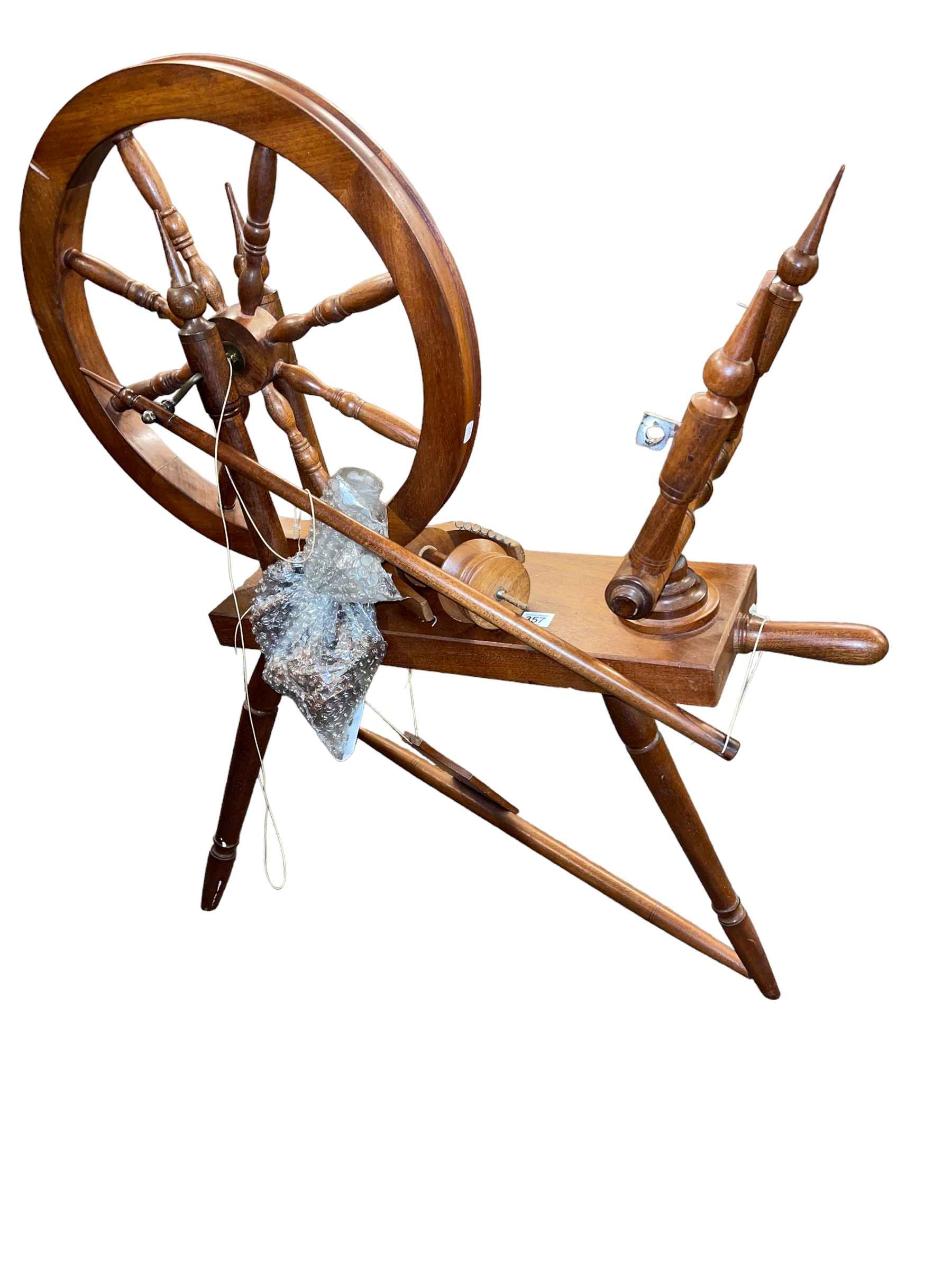 Spinning wheel and wool winding frame (2).