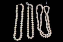 Three pearl necklaces, longest 88cm.