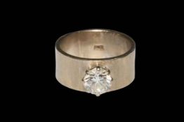 Diamond solitaire 18 carat white gold band ring, the diamond approximately 1.5 carat, size O.