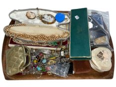 Tray lot with jewellery including Victorian oval chariot cameo brooch.