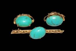 14kt gold and turquoise bar brooch, 5.75cm, and earrings (one incomplete).