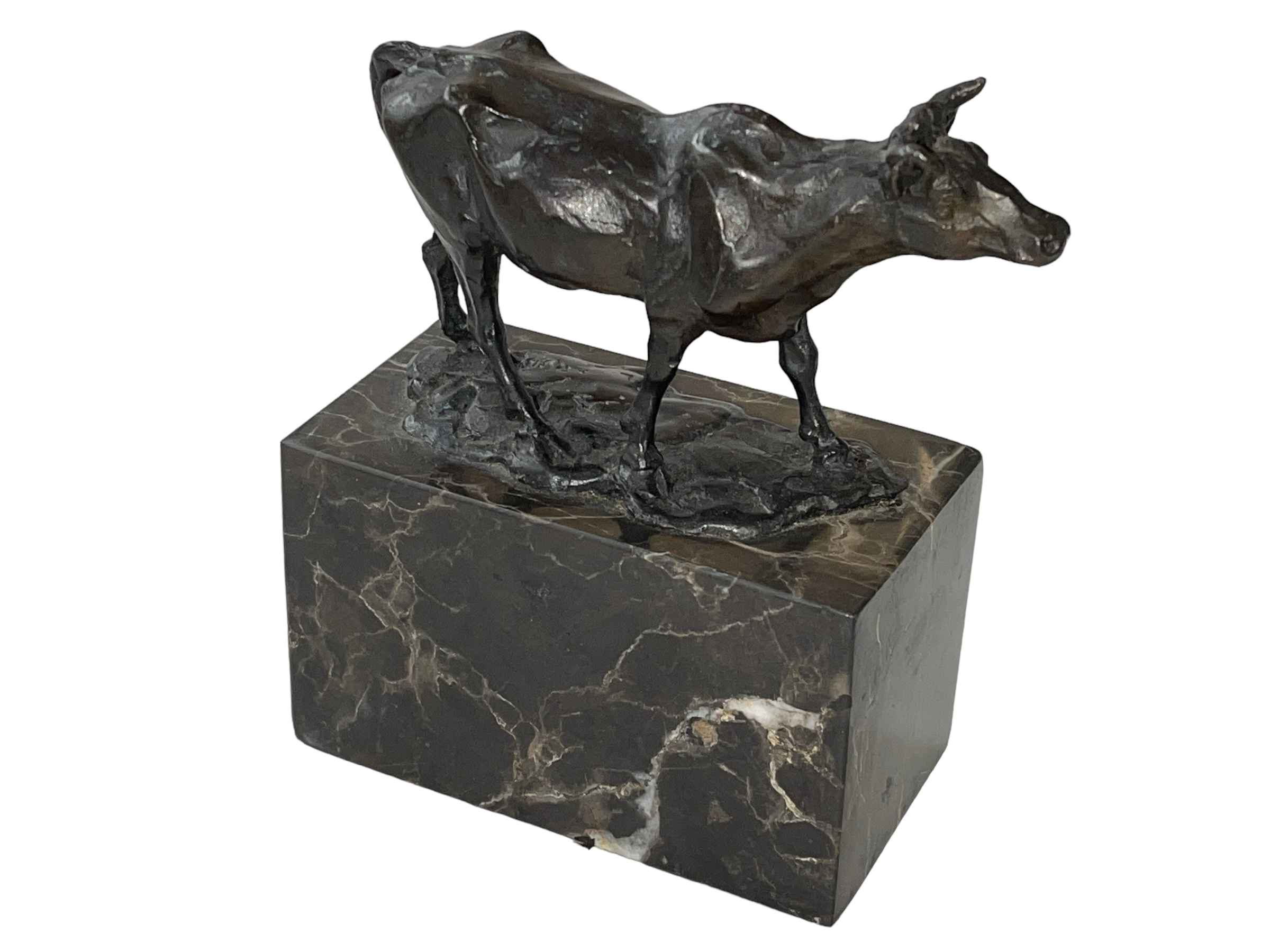 Bronze sculpture of a cow on a marble plinth, 16cm.