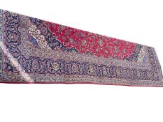 Fine hand knotted Persian Keshan carpet, 4.05 by 3.05.