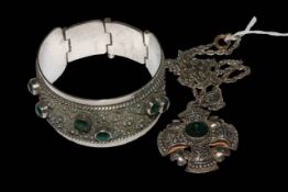 Jerusalem silver bracelet, pendant and chain, set with green stones (2).