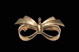 9 carat yellow gold bow design brooch, boxed.
