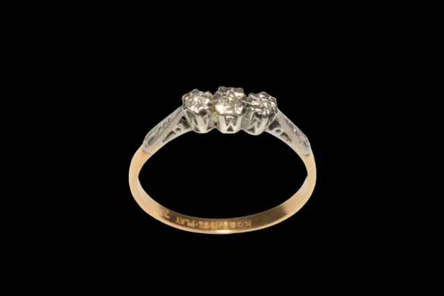 18 carat gold and platinum three stone diamond ring, size T.
