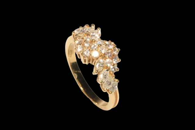 18 carat yellow gold claw set diamond cluster ring set with 16 round brilliant cut diamonds and - Image 2 of 2