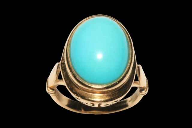 Oval turquoise ring set in 18 carat yellow gold, size N.