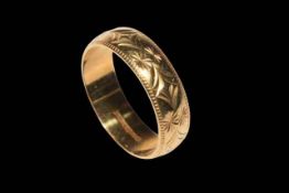 18 carat yellow gold engraved wedding band, size O.