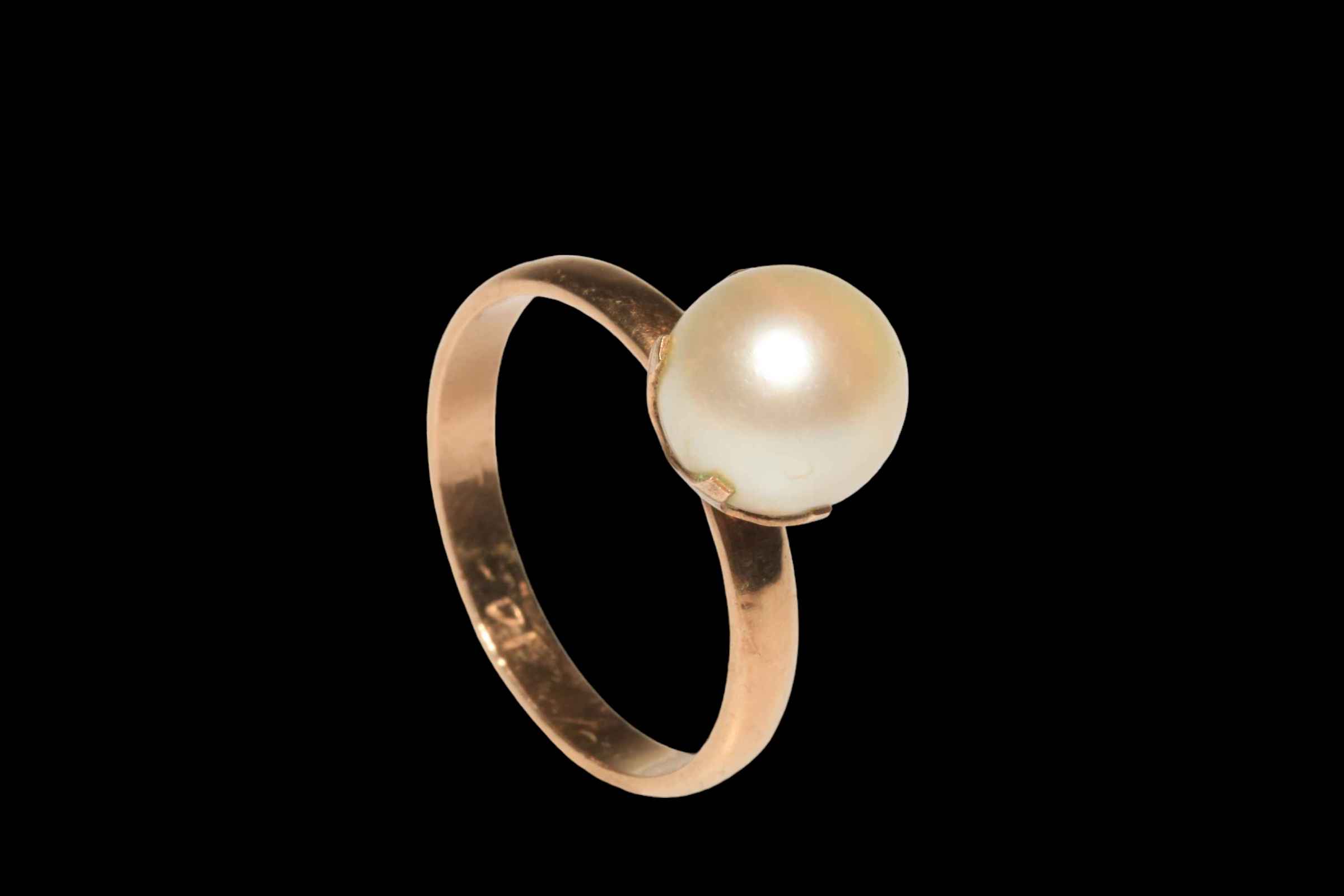 14 carat? gold claw set pearl ring, size O. - Image 2 of 2