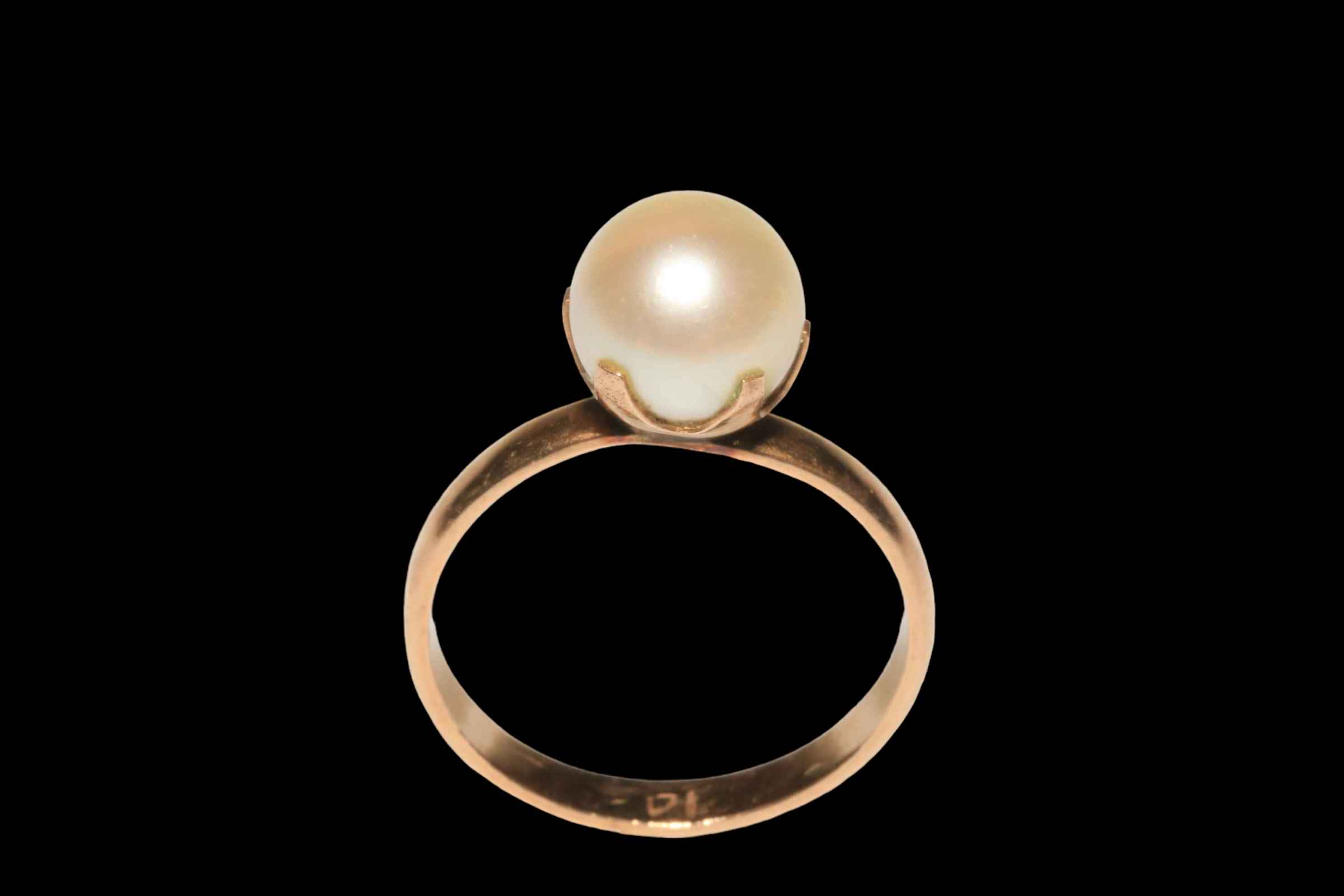 14 carat? gold claw set pearl ring, size O.