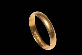 22 carat yellow gold engraved wedding band, size Q.