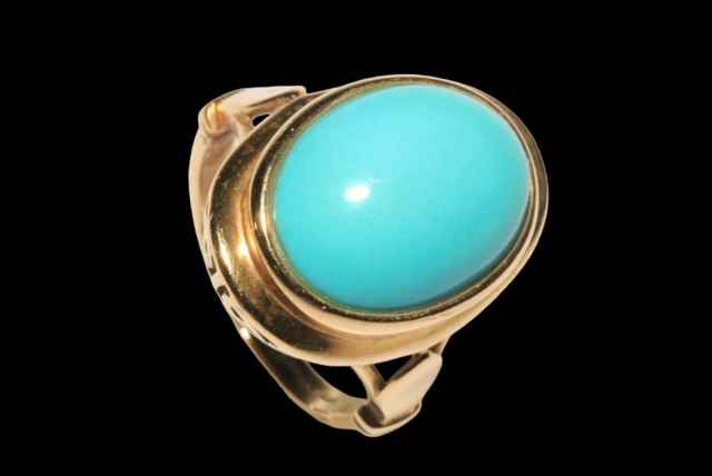 Oval turquoise ring set in 18 carat yellow gold, size N. - Image 2 of 2