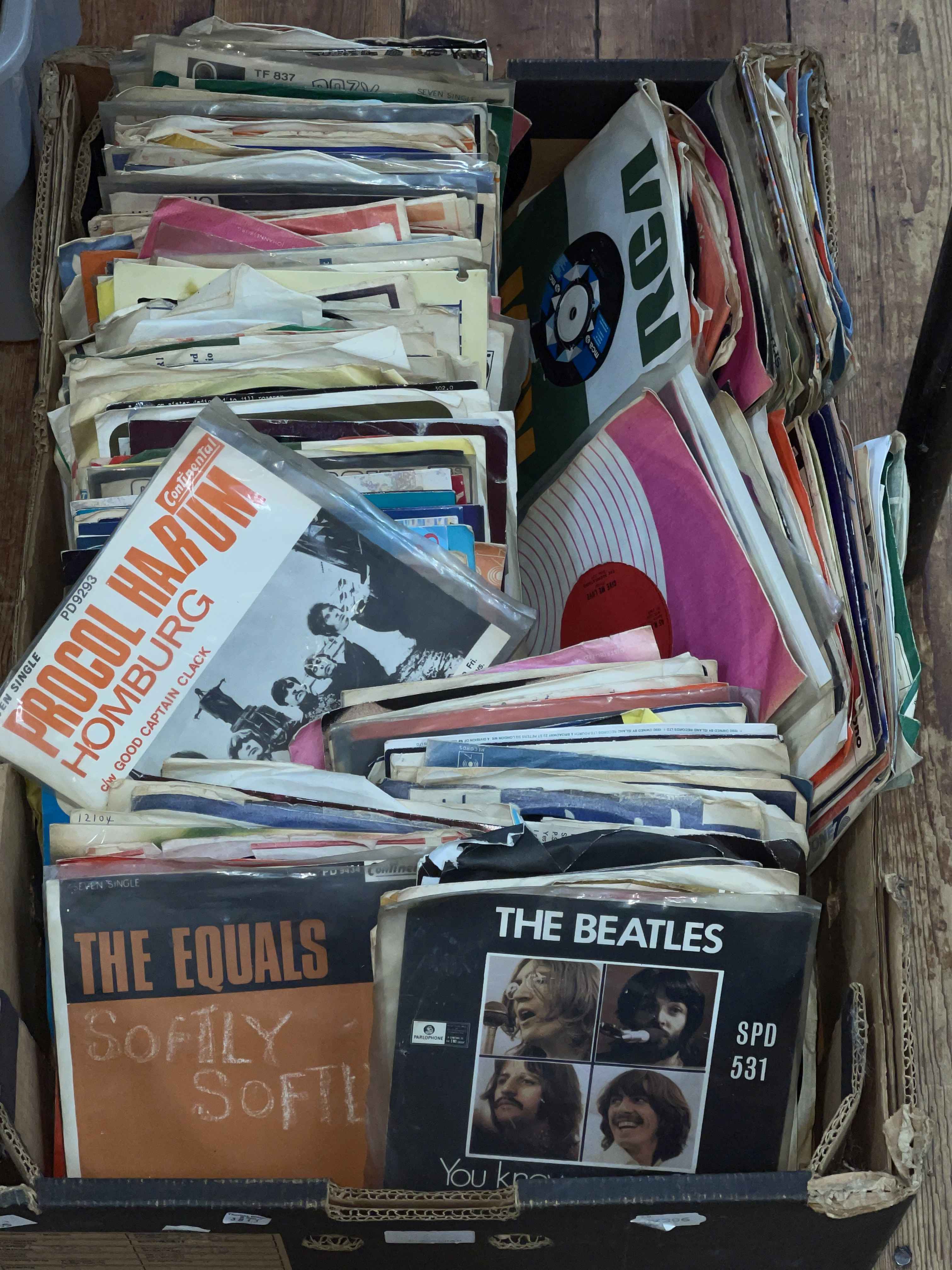 Box of single records including The Beatles.