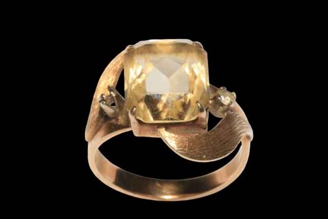 18 carat gold, smokey quartz and diamond fancy set ring (missing diamond), size N.