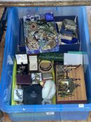 Box of costume jewellery.