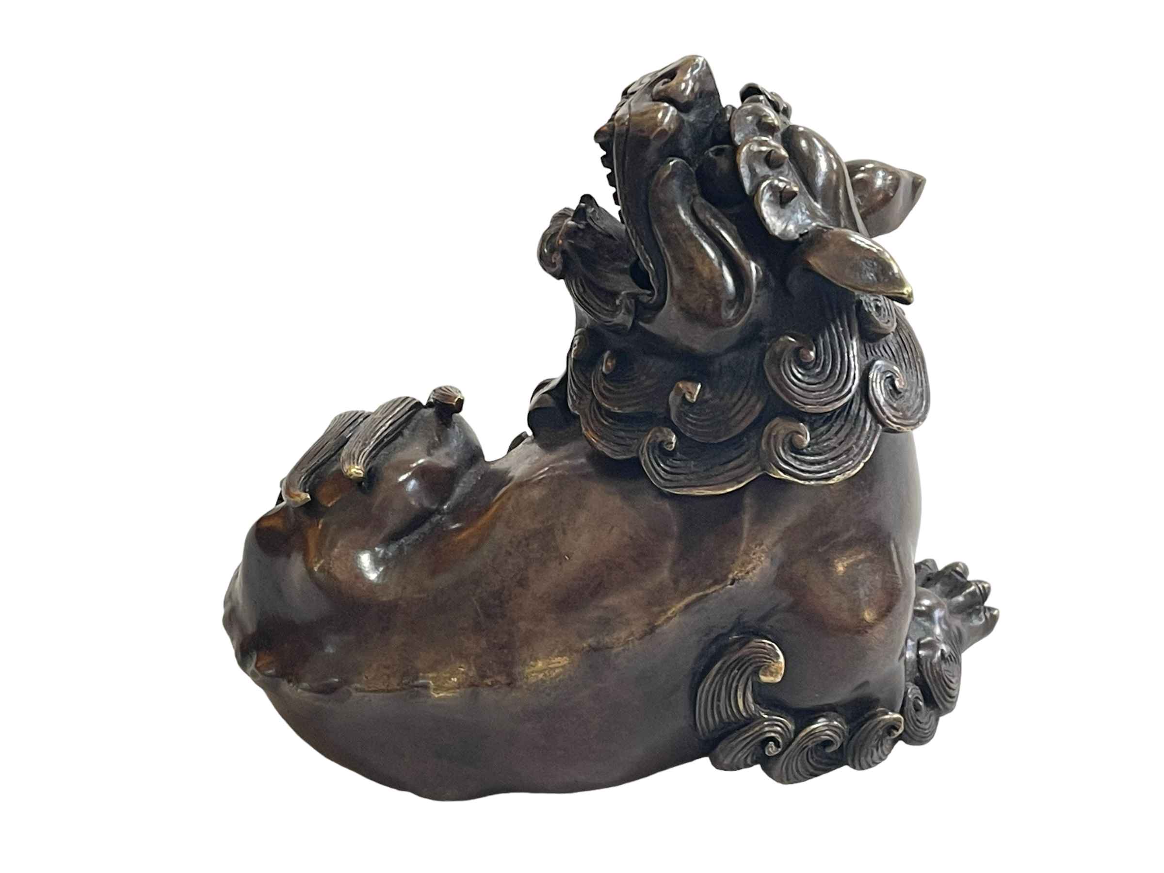 Bronze foo dog with hinged head, 13cm length. - Image 2 of 3