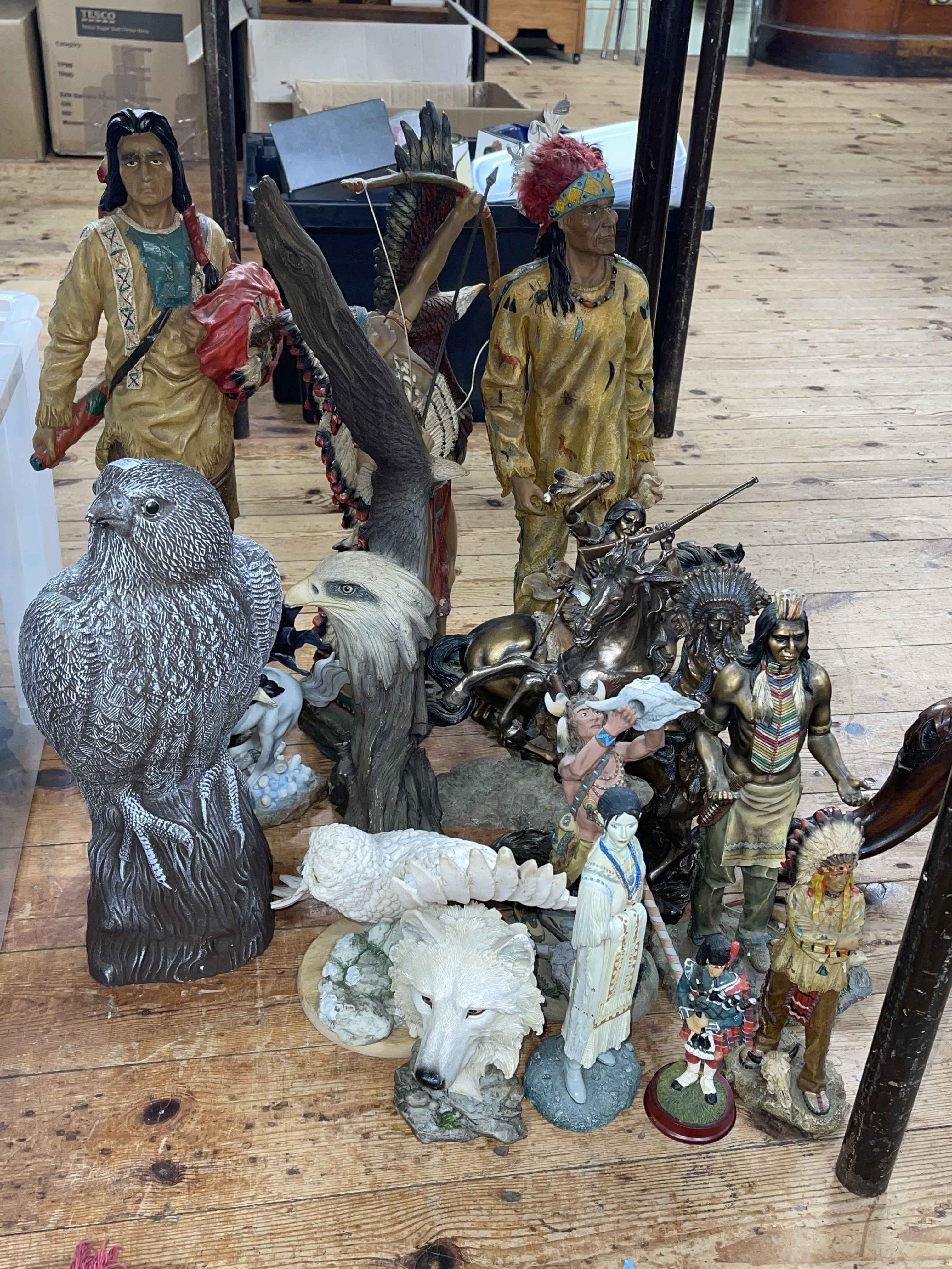 Large collection of Americanalia including American Indian figures, holts, pictures, clocks, etc. - Image 2 of 5