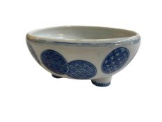 Chinese blue and white three leg bowl, 15.5cm diameter.