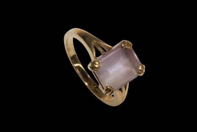 Pink stone 9 carat gold ring, size N.