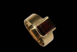 9 carat gold garnet ring, size M/N.