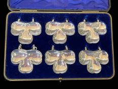 Hilliard & Thomason six silver trefoil card holders, in fitted case, Birmingham 1901.