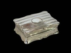 Chester hallmarked silver snuff box with serpentine sided form, dated 1912.