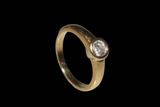 Diamond single stone 18 carat yellow gold ring, diamond weight approx 0.33 carat, size M/N. - Image 2 of 2