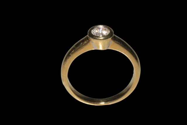 Diamond single stone 18 carat yellow gold ring, diamond weight approx 0.33 carat, size M/N.