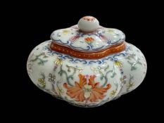 Chinese small lidded box of lobed form, 8cm across.
