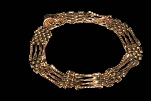 9 carat gold gate bracelet.