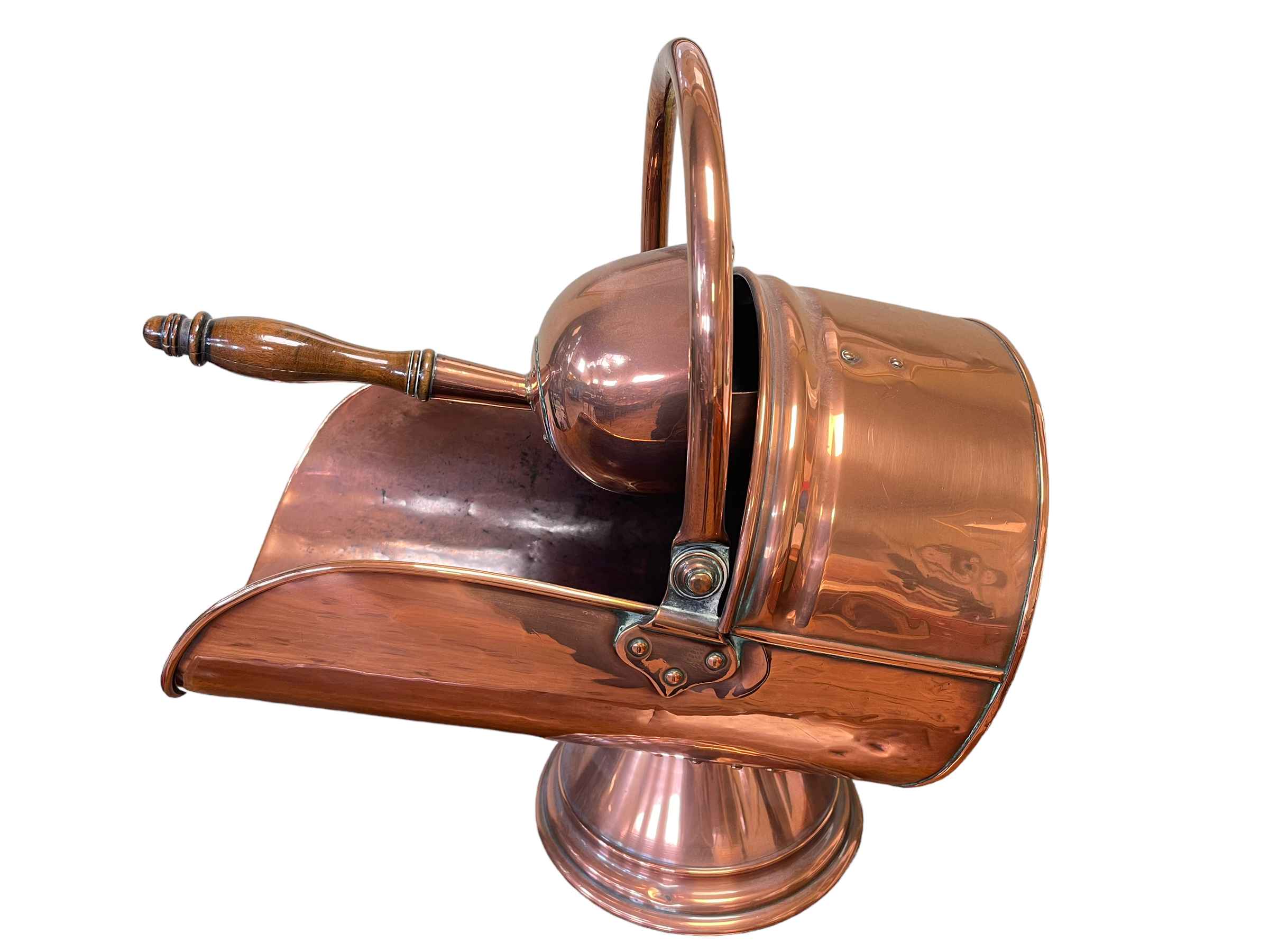 Highly polished copper coal scuttle with swing handle and scoop, 55cm.