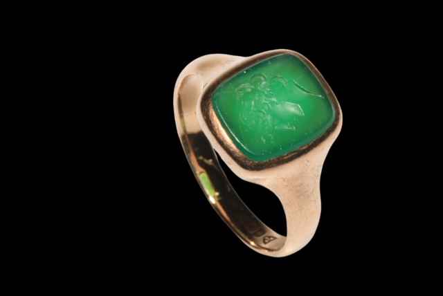 Chester hallmarked 9 carat gold green intaglio portrait ring, size U.