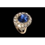 Impressive sapphire and diamond 9 carat gold ring,