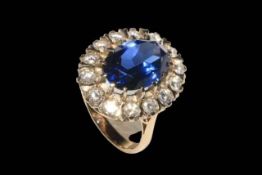 Impressive sapphire and diamond 9 carat gold ring,