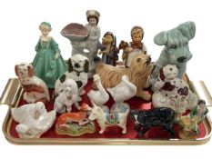 Tray lot with figures and animals.