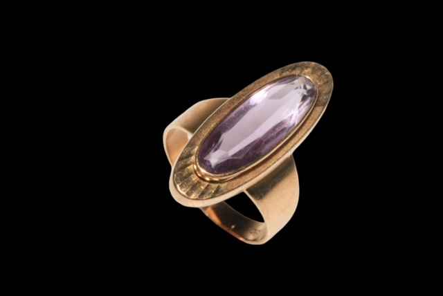 Amethyst 9 carat gold ring, size K/L.