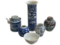 Collection of six pieces of Chinese ceramics.