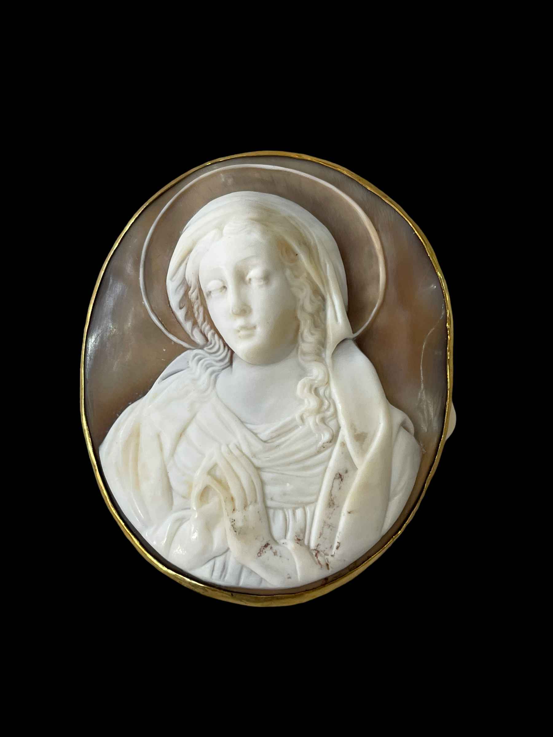 Cameo brooch in gold setting (no hallmark), 6cm by 5cm.