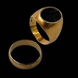 9 carat gold wedding band, and gents black stone ring marked 750 (2).