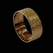 9 carat gold bark effect wedding band, size W.