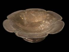 Silver tazza with lobed border, Sheffield 1917, 25.5cm diameter.