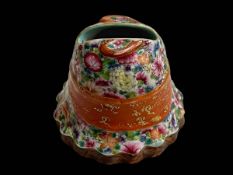 Chinese famille rose holder with ribbon bound flower decoration, seal mark, 7cm.