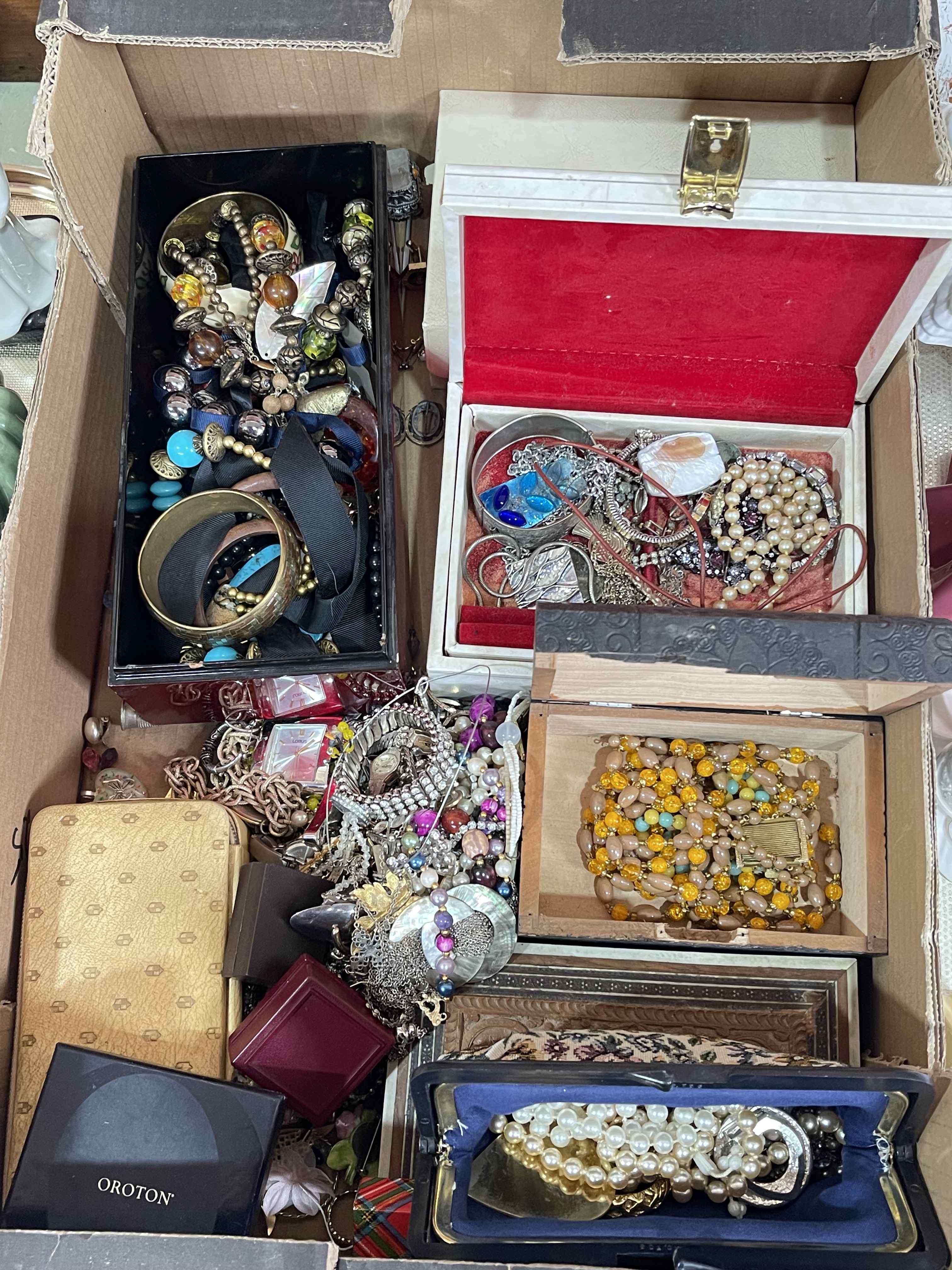 Tray box of costume jewellery.