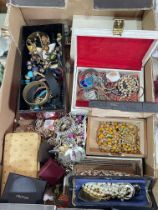 Tray box of costume jewellery.