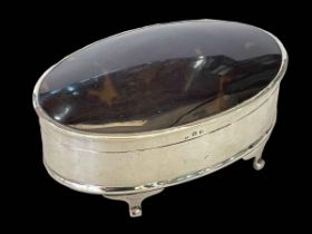 Silver and tortoiseshell oval jewellery box, Birmingham 1921, 14cm across.