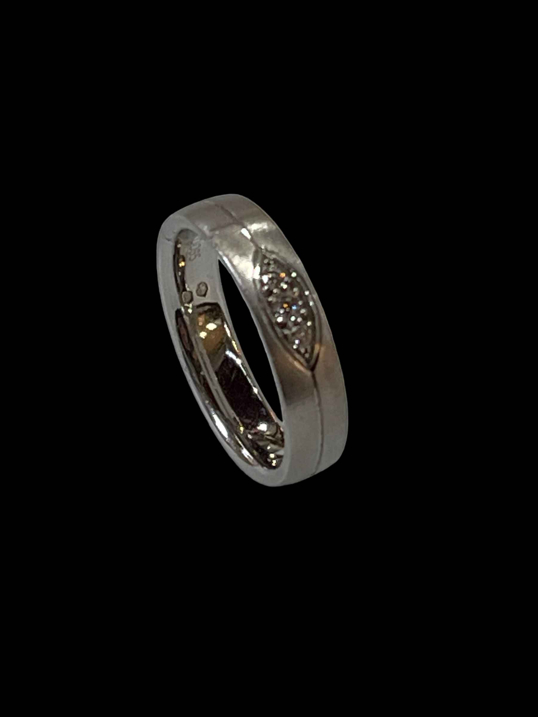 18 carat white gold three stone diamond wedding band, size N.