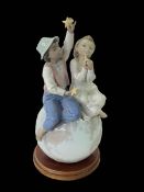 Lladro figurine 'World of Love', 28cm.